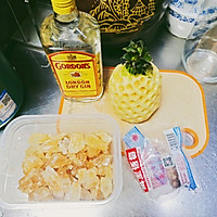 菠萝话梅金酒的做法图解1