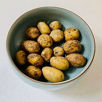 好吃又简单的做法～椒盐小土豆的做法图解1
