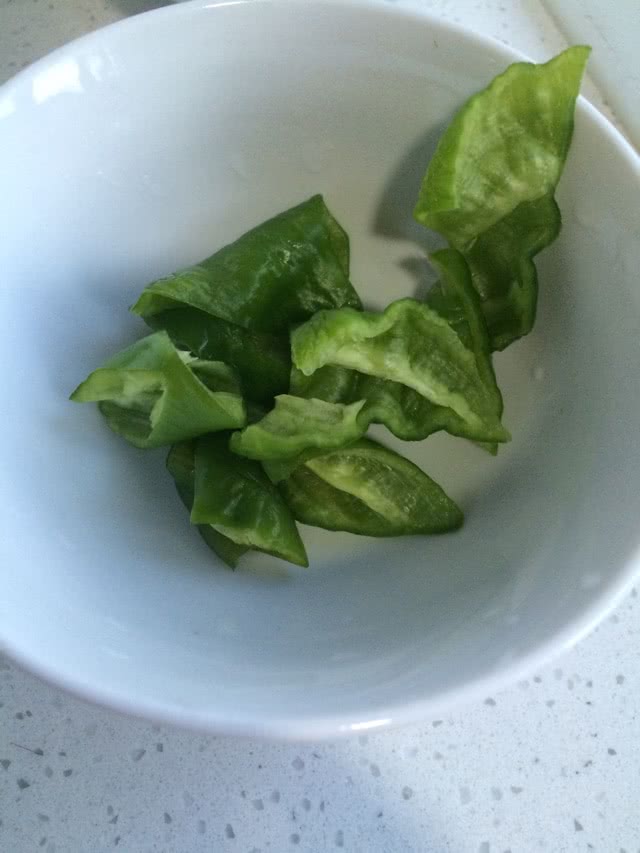 香菇炒鸡蛋的做法图解2