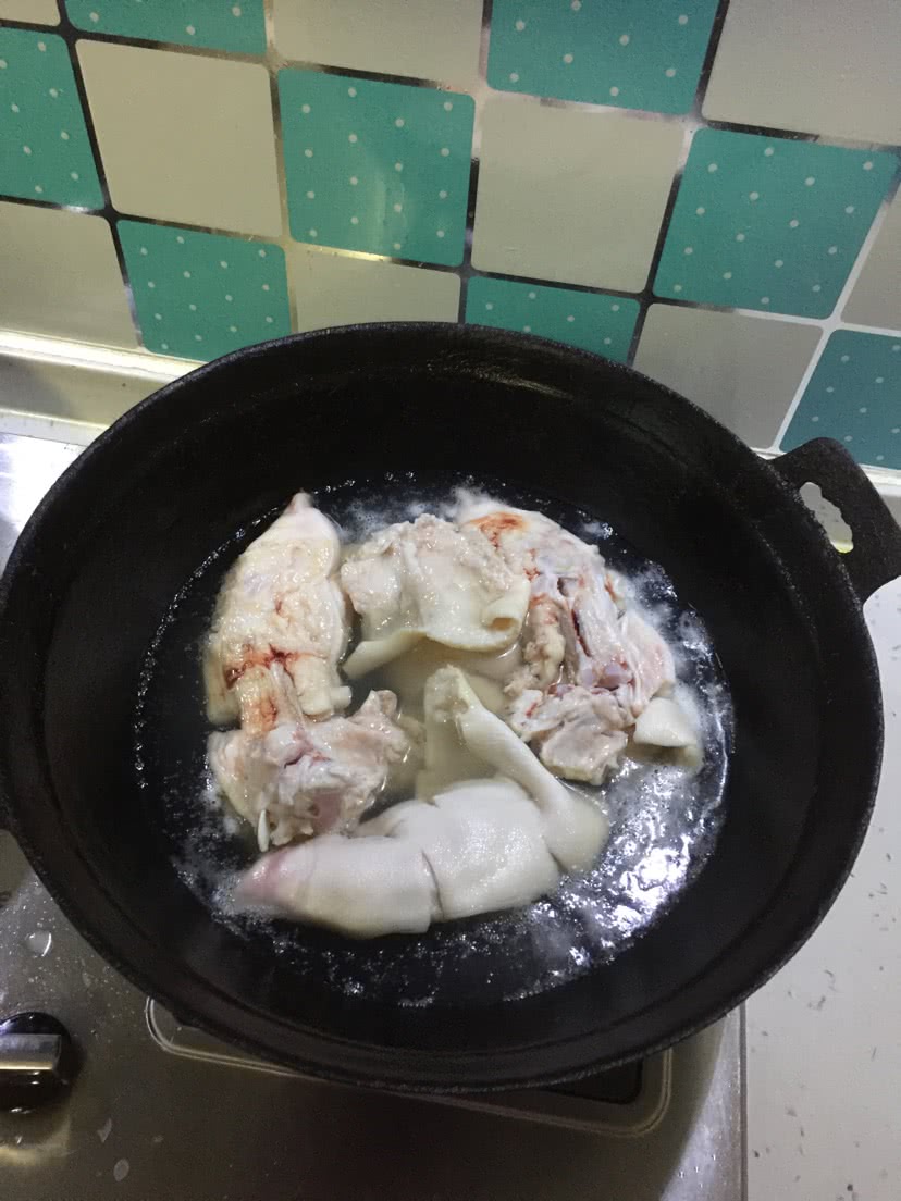 酱猪蹄的做法图解1