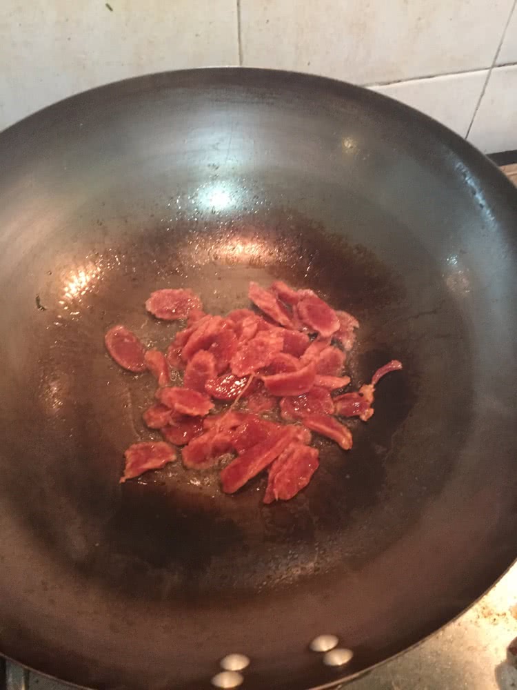 茭白炒香肠的做法图解2