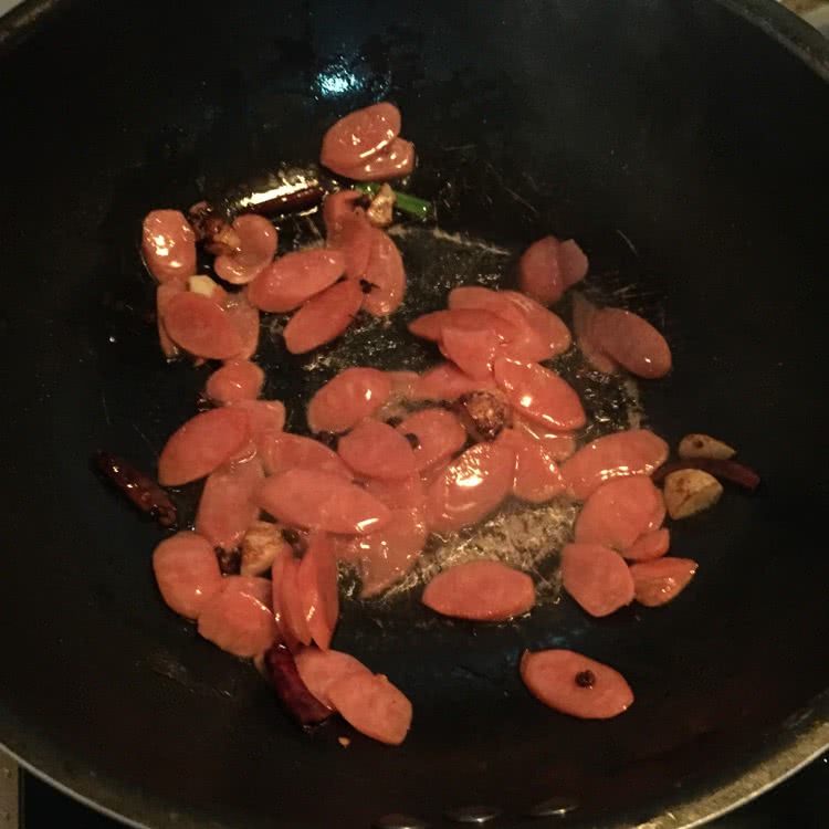 土豆片炒香肠的做法图解2
