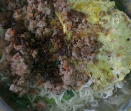 XO肉酱鸡蛋捞面的做法