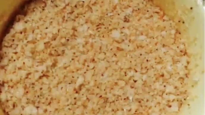 小李辅食之。虾皮碎