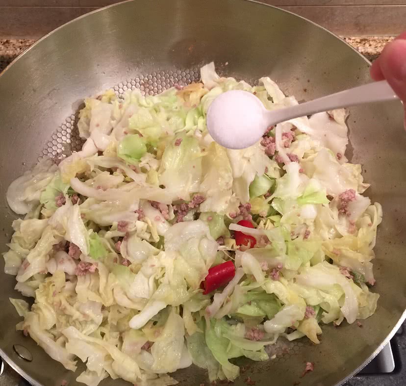 手撕包菜炒肉沫的做法图解5