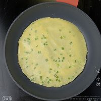 【快手早餐】鸡蛋葱花卷饼的做法图解5