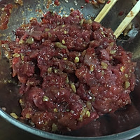 酸豆角炒牛肉粒的做法图解4