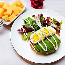 牛油果开放三明治