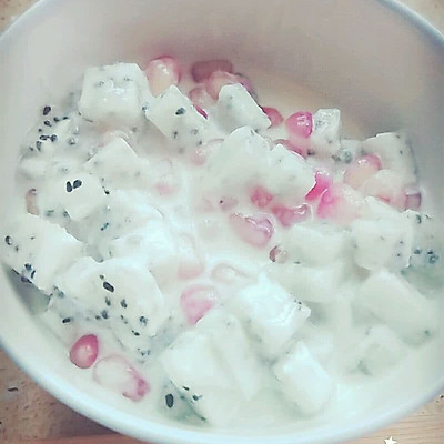 石榴火龙果酸奶