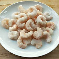 荷兰豆草菇虾仁的做法图解1