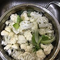 菜花炒肉的做法图解1