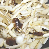 围山公社浏阳菜：茶油焖杂菌的做法图解3