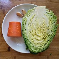 #素食主义#胡萝卜炒包菜，减脂必备的做法图解1
