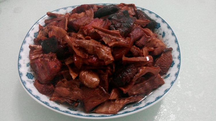 竹笋干香菇焖红烧肉的做法