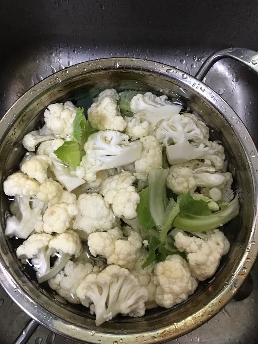 菜花炒肉的做法图解1