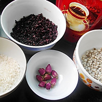玫瑰薏米粥的做法图解1