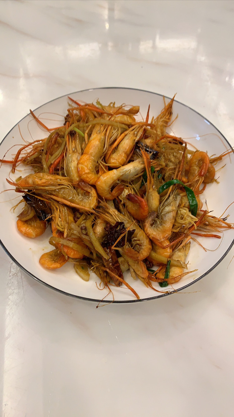 油爆小河虾的做法