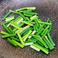 蒜苗炒肉的做法图解3