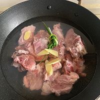 面筋烧猪骨的做法图解1
