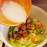 清清小炒，夏日为伴——鲜虾芦笋炒百合的做法图解9