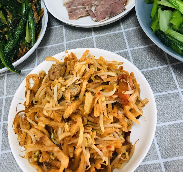 家常豆芽肉丝炒饼的做法