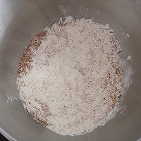 蔓越莓红酒软欧包的做法图解1