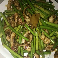 蒜苔炒鱿鱼的做法图解1