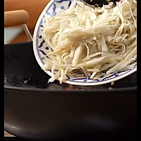 泰国九层塔猪肉炒竹笋的做法图解5