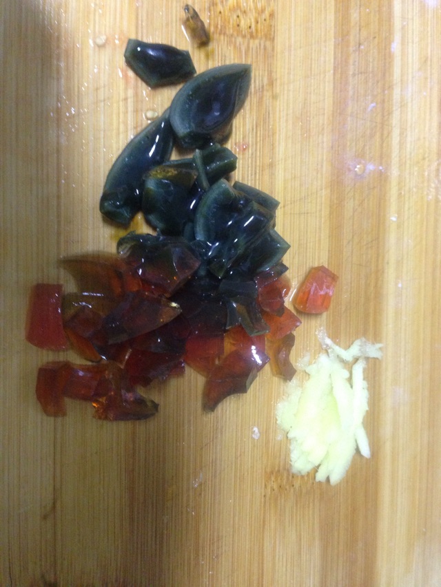 皮蛋鸡肉粥的做法图解2