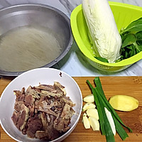 牛肉粉丝炖白菜的做法图解1
