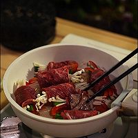 在大大的牛肉片上卷呀卷呀卷的做法图解10