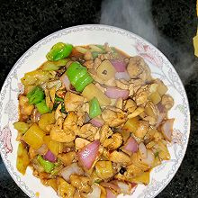 家常土豆烧鸡块