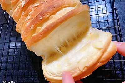 杏仁手撕面包