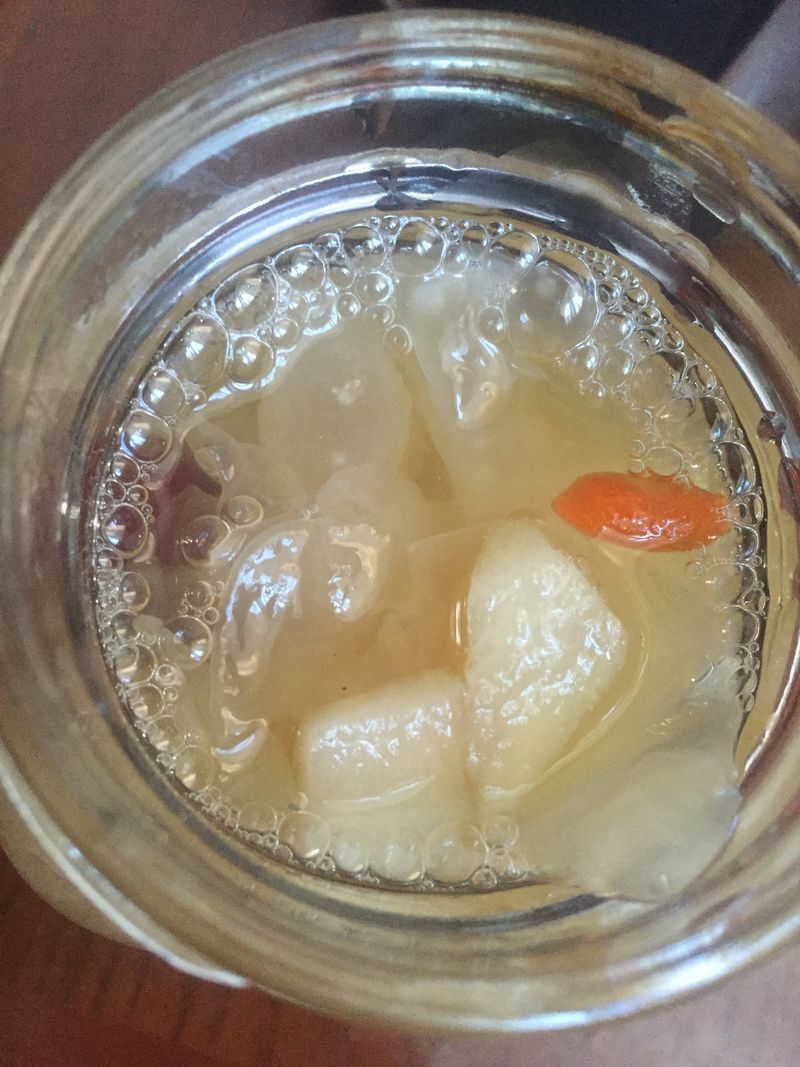 White fungus and pear sweet soup