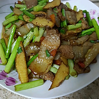 蒜苔春笋炒五花肉的做法图解2