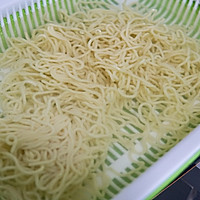 火腿炒面的做法图解2
