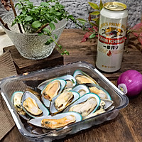 #吃出健康，解决假胖#洋葱啤酒煮青口的做法图解1