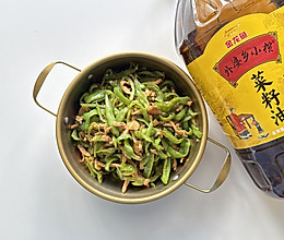 #菜油就选外婆乡，新鲜开榨抢先尝#青椒鸡肉丝的做法