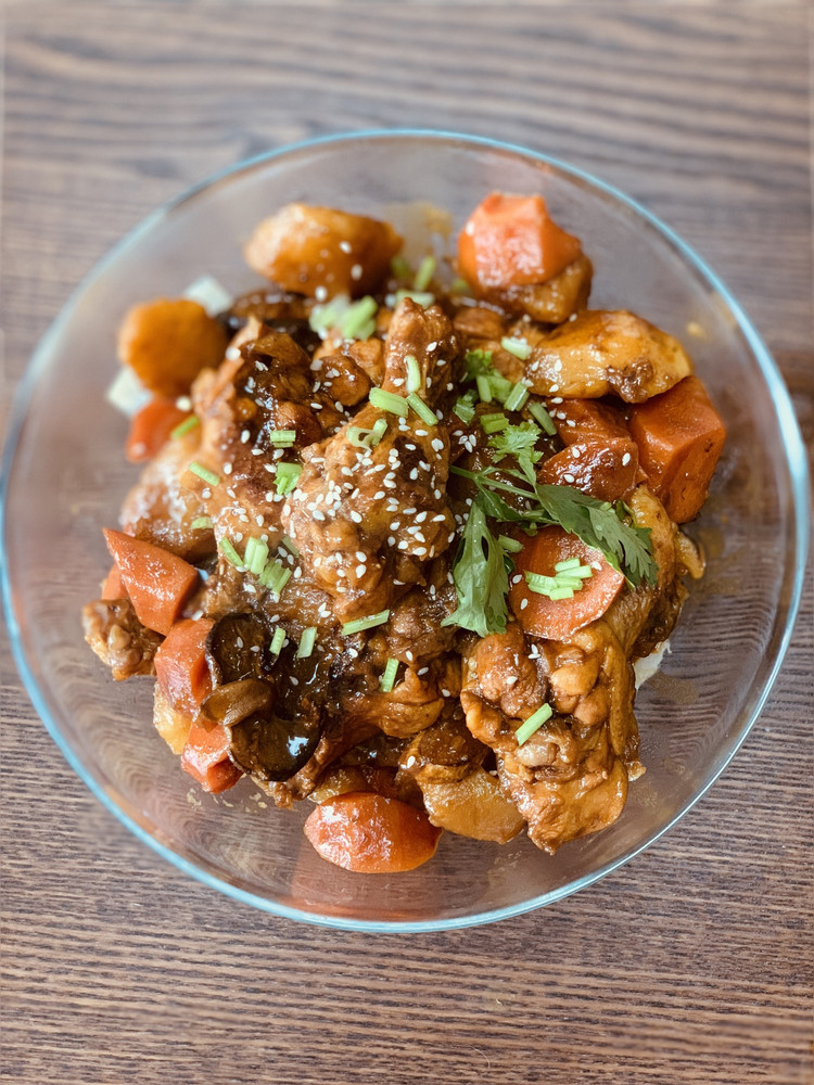 土豆胡萝卜香菇红炖鸡翅根的做法