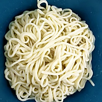 火腿鸡蛋炒面的做法图解1