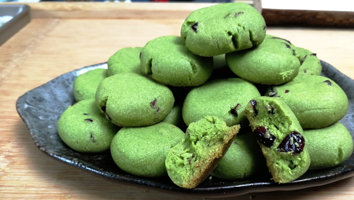 抹茶蔓越莓小酥饼，简单零失误的配方，你会爱上的小点心。