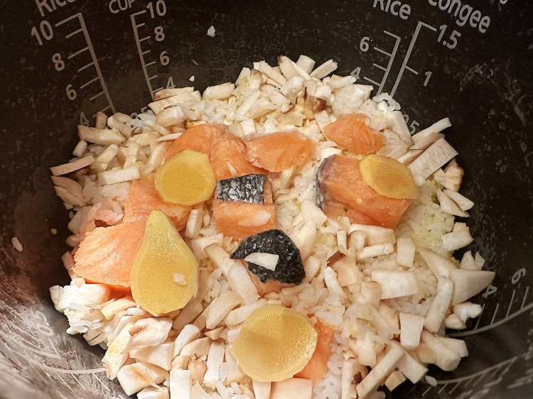 三文鱼焖饭的做法