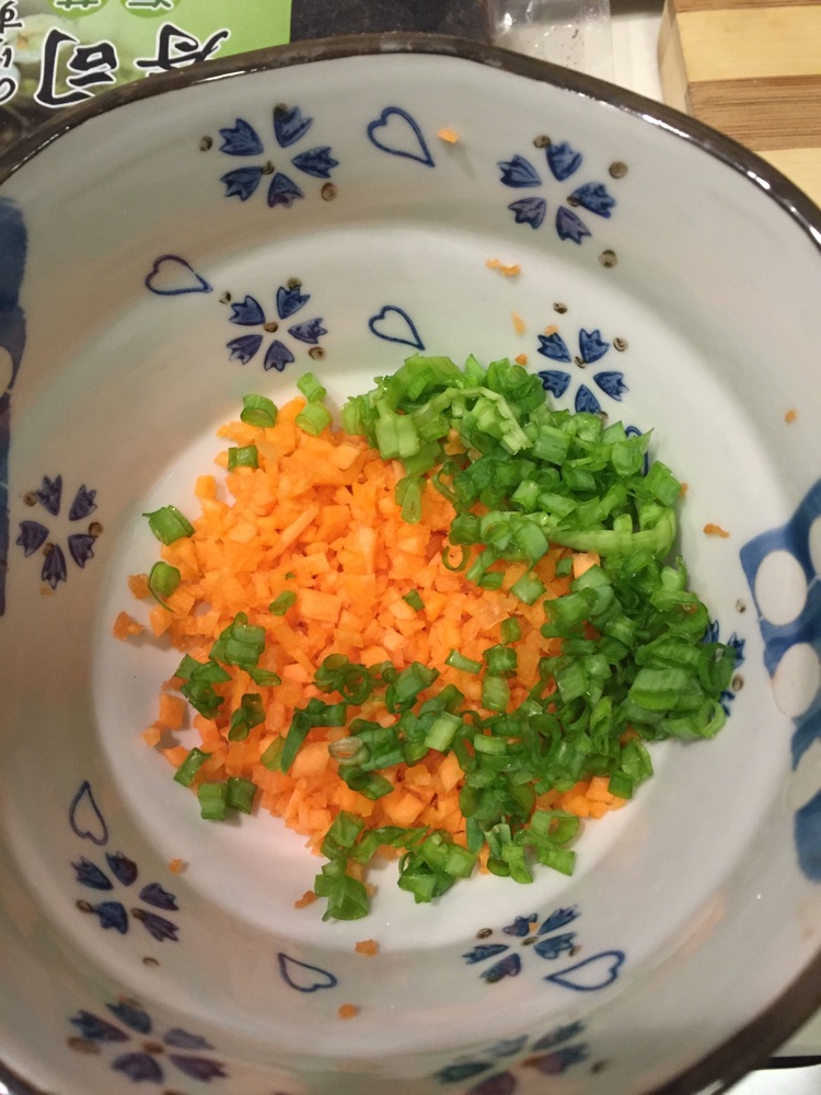 胡萝卜鸡肉海苔卷的做法图解1