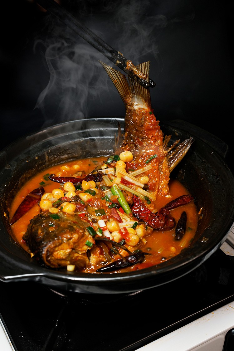 豌豆鲫鱼砂锅，鱼肉鲜嫩，汤汁浓郁！的做法