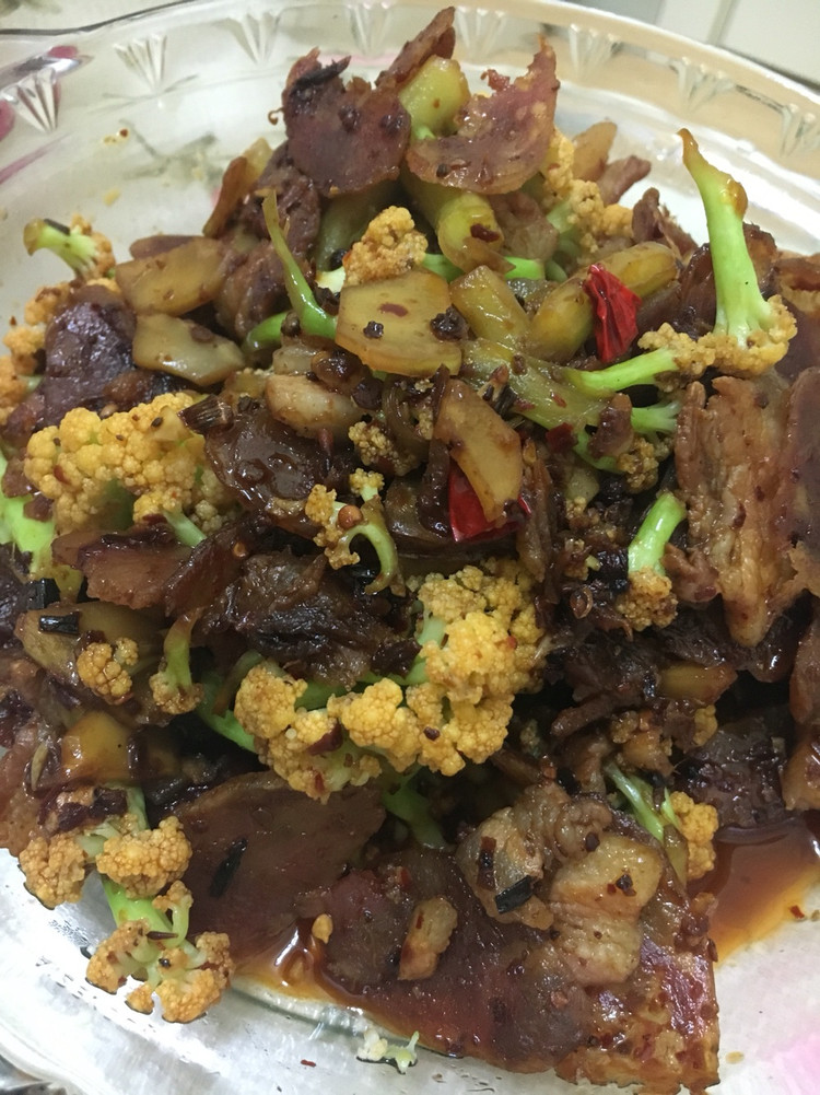 干锅五花肉腊肠花菜的做法