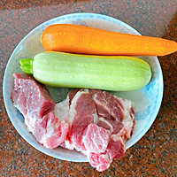 西葫芦瘦肉饺子的做法图解1