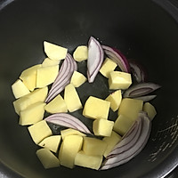 土豆胡萝卜焖饭的做法图解3