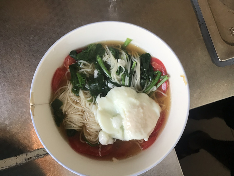 西红柿荷包蛋面的做法