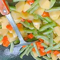 低油版豆角胡萝卜土豆焖饭的做法图解6