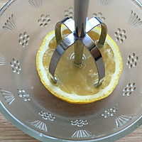 巧榨柠檬汁的做法图解3